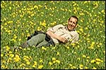 Jochem between dandelions